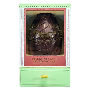 Dunkles Schokoladenei mit Pralinen